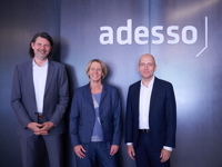 Dirk Pothen (l.) und Volker Gruhn von der adesso AG, Martina Voss-Tecklenburg (Quelle: adesso AG)