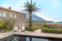  Aman Sveti Stefan liegt in der Mitte der montenegrinischen Adriaküste, südlich von Budva.