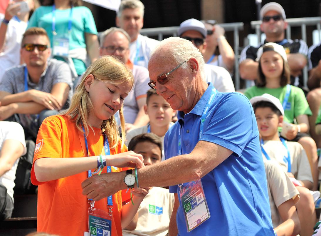 F4F-Botschafter Beckenbauer gibt sein Fußballwissen an junge Spieler aus der ganzen Welt weiter (Bil