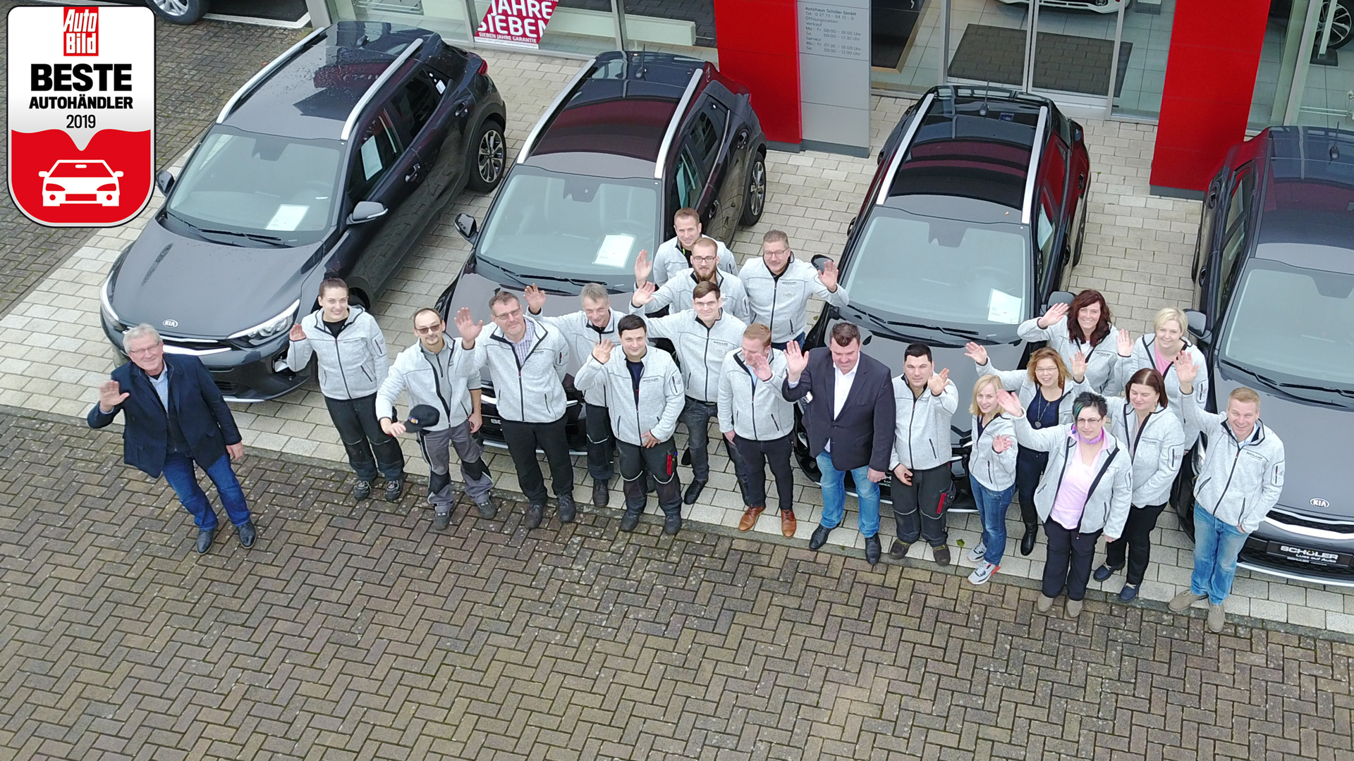 Freuen sichüber die Gesamtnote 1,4: Das Team des Autohaus Schüler in Haiger