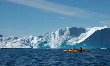Vom Seekajak aus sind die Eisberge zum Greifen nah