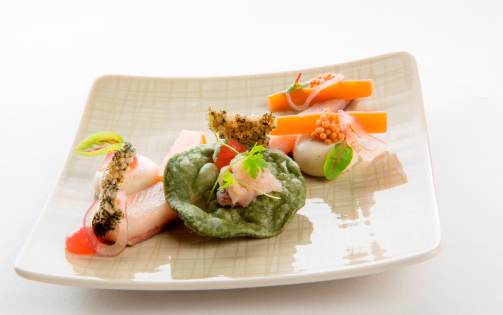 Friesenkrone SJØMatjes mit Rhabarber, Hanfsamenmousse und Blaualgenspirale von Dominik Holl. Friesenkrone SJØMatjes mit Rhabarber, Hanfsamenmousse und Blaualgenspirale von Dominik Holl.