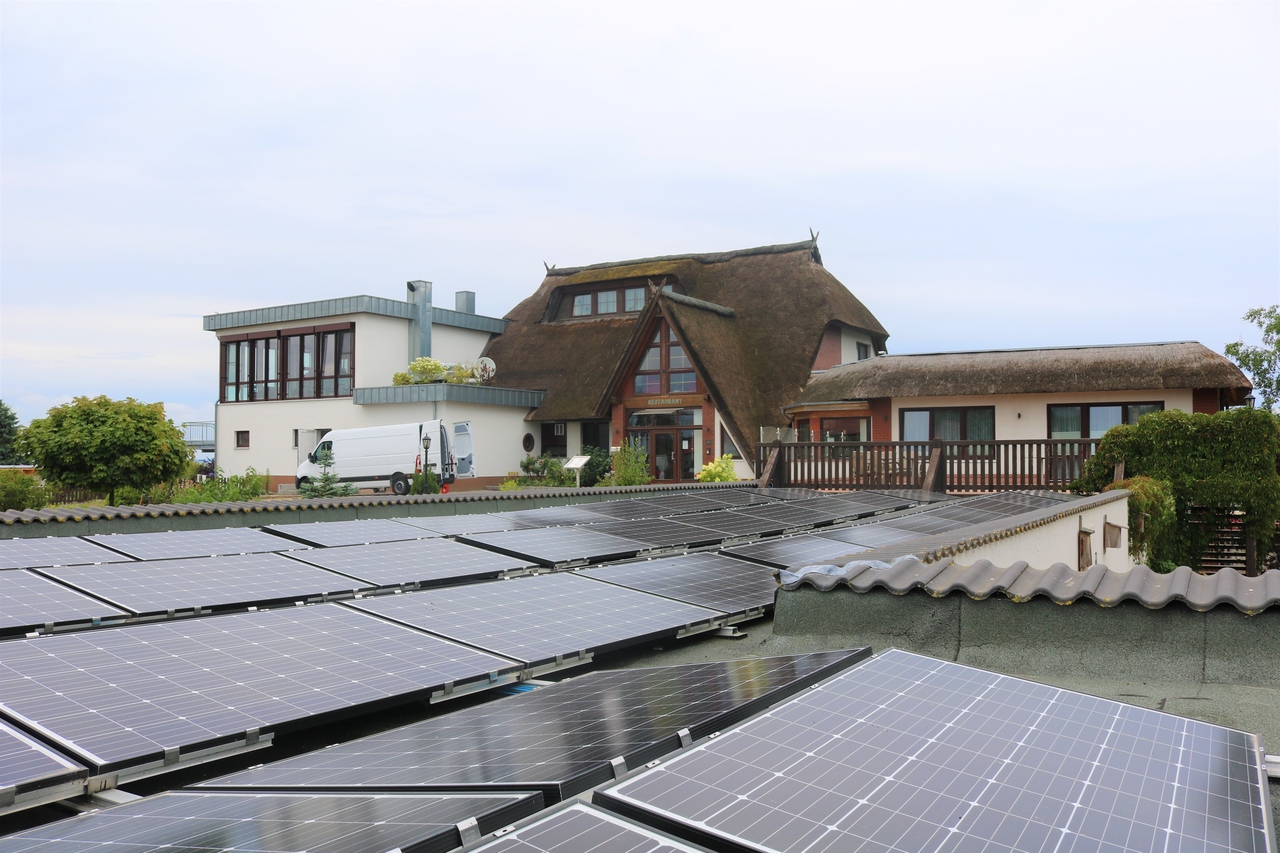 Autarkie mit erneuerbaren Energien. Das Haffhus in Ueckermünde braucht keinöffentliches Netz mehr. ( Autarkie mit erneuerbaren Energien. Das Haffhus in Ueckermünde braucht keinöffentliches Netz mehr. (