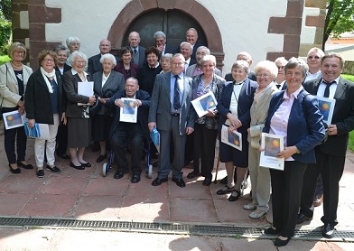 Die 24 Jubilare - von 64 bis 90 Jahre alt - mit Pfarrerin Sabine Tarasinski. Foto: Franz Motzko Die 24 Jubilare - von 64 bis 90 Jahre alt - mit Pfarrerin Sabine Tarasinski. Foto: Franz Motzko