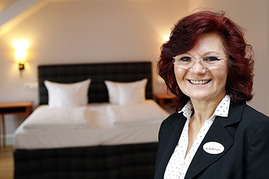 Anneliese Anderson ist als Hausdame für die Sauberkeit des Hotels verantwortlich. © Holger Bernert