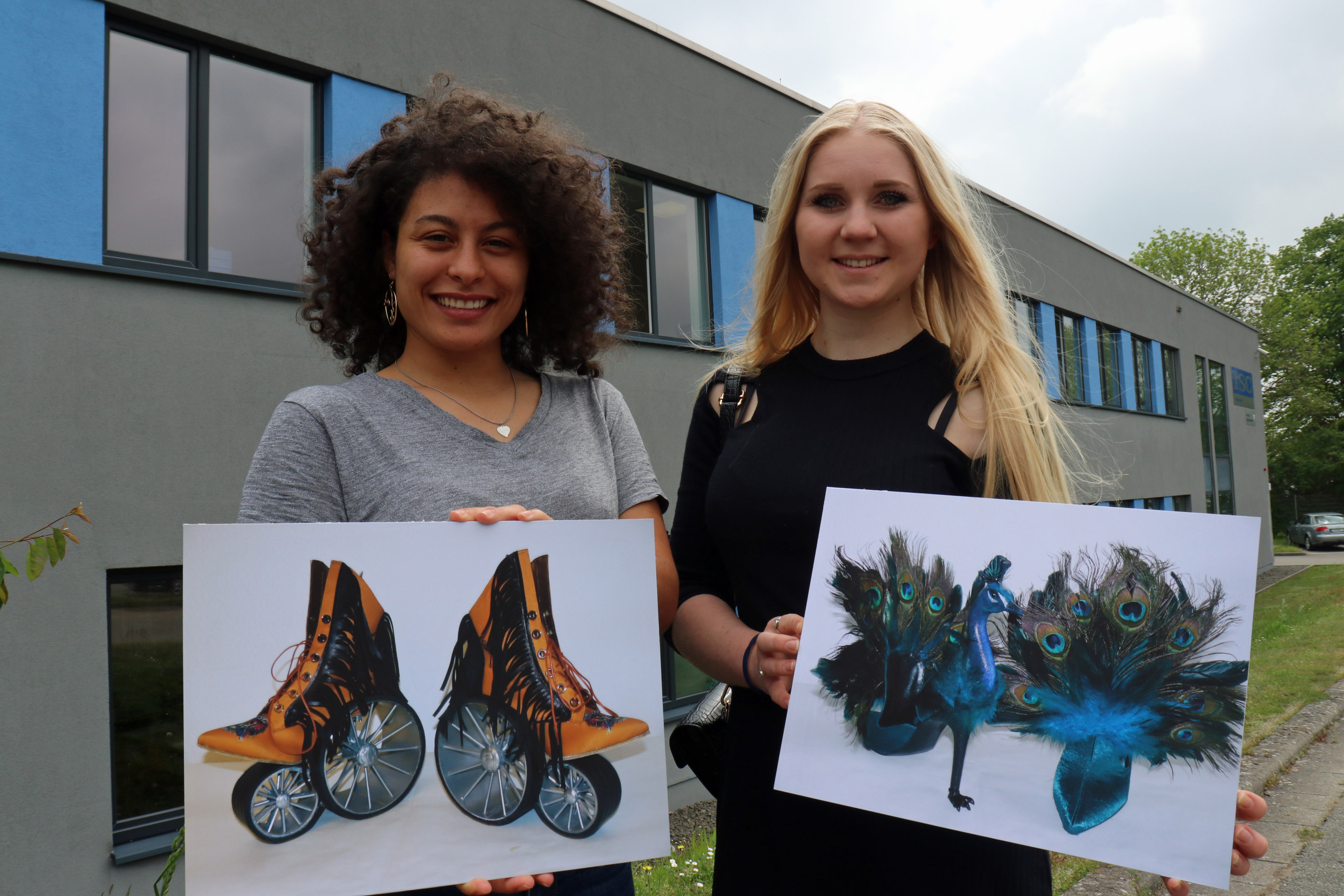 Die Gewinnerinnen des Crazy Shoe Awards: Paloma Wich (links, 1. Platz) und Eva Tremmel (3. Platz) (B Die Gewinnerinnen des Crazy Shoe Awards: Paloma Wich (links, 1. Platz) und Eva Tremmel (3. Platz) (B
