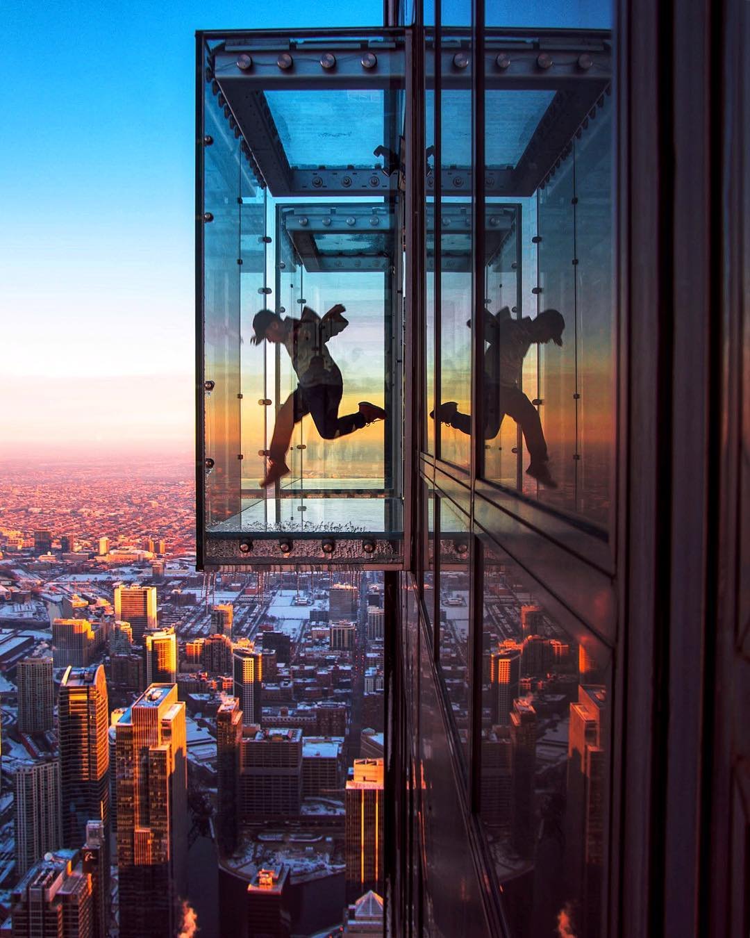 Der Glasbalkon The Ledge in Chicago gehört zu den spektakulärsten Selfie-Spots in Illinois. (Bildque