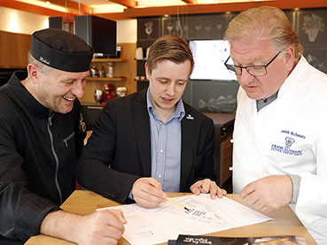 Gemeinsam mit Roger Achterath (l.) und Frank Schwarz (r.) plant Marco May Events @hob Gemeinsam mit Roger Achterath (l.) und Frank Schwarz (r.) plant Marco May Events @hob
