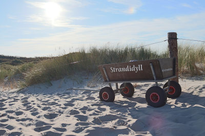 Vatertag mit Bollerwagen am Nordsee Strand von St. Peter Ording