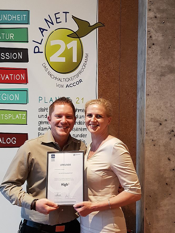 Lina Dargyte und Jens Pötschke vom ibis Berlin Hauptbahnhof