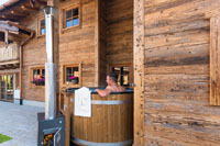   Nasse Entschleunigung  im Hot-Pott Badefass. Bildquelle: https://www.alpzitt-chalets.de/