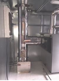 Die Edelstahlabgasleitung ist im Containerinnenraum doppelwandig mit Dämmung ausgeführt