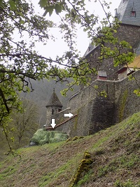 Die Wehrmauer der Burg Eltz zum Elzbach hin ausgerichtet.