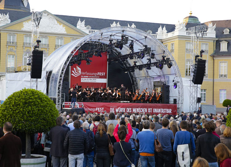 Verfassungsfest vor dem Karlsruher Schloss (Foto: KME / Jürgen Rösner) Verfassungsfest vor dem Karlsruher Schloss (Foto: KME / Jürgen Rösner)