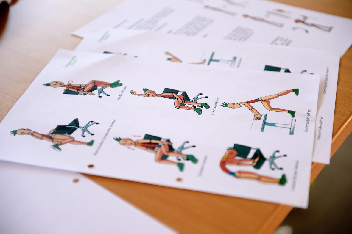 Auch Ausgleichsübungen am Arbeitsplatz sind ein wichtiger Teil der Ergonomie.