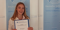 SchülerAustausch Stipendium: Melina mit Urkunde (Foto: Stiftung Völkerverständigung) SchülerAustausch Stipendium: Melina mit Urkunde (Foto: Stiftung Völkerverständigung)