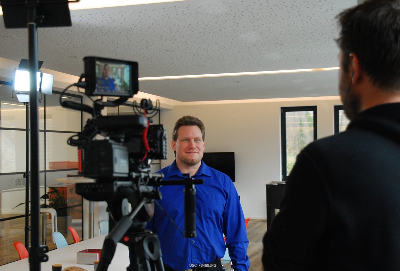 Mitarbeiter von bluvo, dem IT-Systemhaus aus Ratingen, im Videointerview Mitarbeiter von bluvo, dem IT-Systemhaus aus Ratingen, im Videointerview