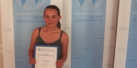 Anneli mit ihrer Stipendien-Urkunde bei der Feier (Foto: Stiftung Völkerverständigung) Anneli mit ihrer Stipendien-Urkunde bei der Feier (Foto: Stiftung Völkerverständigung)