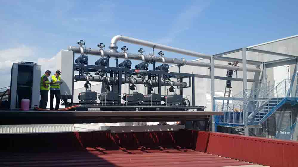 Montage eines zentralen Vakuumsystems mit COBRA NX Schrauben-Vakuumpumpen und Panda Vakuum-Boostern Montage eines zentralen Vakuumsystems mit COBRA NX Schrauben-Vakuumpumpen und Panda Vakuum-Boostern