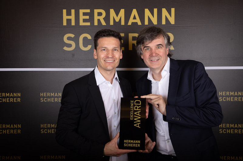 Top-Speaker und Buchautor Hermann Scherer überreicht Jörg Vogelgesang (li.) den Speaker-Award. Top-Speaker und Buchautor Hermann Scherer überreicht Jörg Vogelgesang (li.) den Speaker-Award.