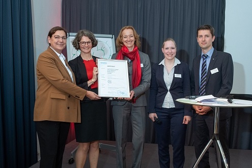 Ute Klarius, Silke M. Jürgensen und Almuth Wünsch bei der Überreichung des Zertifikates Ute Klarius, Silke M. Jürgensen und Almuth Wünsch bei der Überreichung des Zertifikates