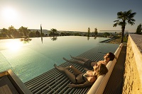 Paar genießt den Sonnenuntergang im Infinity-Sportpool (c) Bernhard Bergmann (Hotel Larimar)