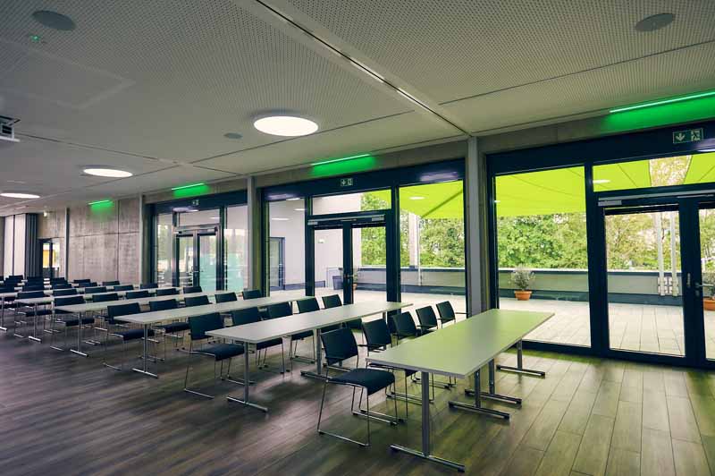 Der Firstfloor bietet mit variablen Raummodulen einer Vielzahl von Raumkonzepten an. Der Firstfloor bietet mit variablen Raummodulen einer Vielzahl von Raumkonzepten an.