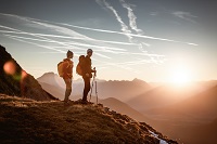 Pärchen genießt Sonnenaufgang in Imst (c) Rudi Wyhlidal (Imst)