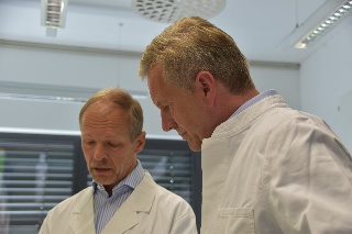 Christian Wulff besucht die DSMZ und trifft auf den Wissenschaftlichen Direktor Prof. Jörg Overmann Christian Wulff besucht die DSMZ und trifft auf den Wissenschaftlichen Direktor Prof. Jörg Overmann
