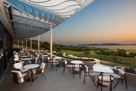 Bay Clubhouse Terrasse © Costa Navarino