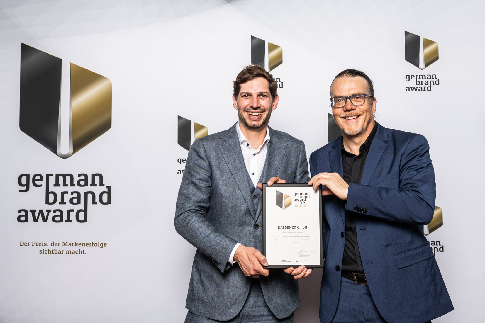 DALMINEX-Chef Markus Kerstingjohänner (r.) und Marc Hölscher (Vogelsänger) bei der Preisverleihung. 