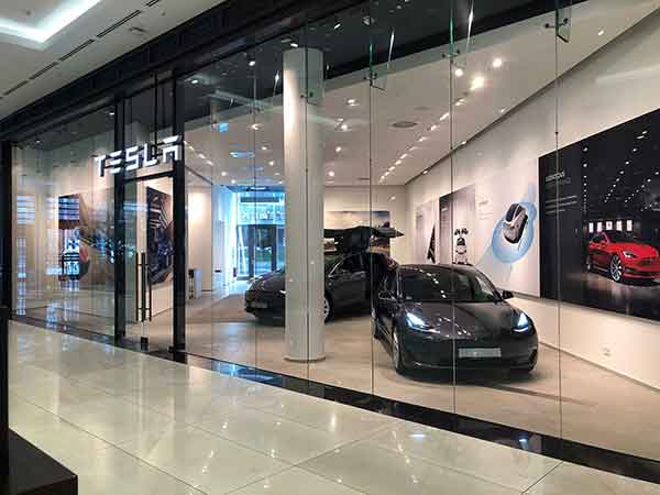 Tesla-Store in der Mall of Berlin