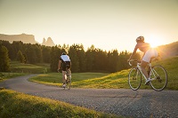 Radfahren im Sonnenuntergang (c) Hannes Niederkofler (Hotel Steger-Dellai)