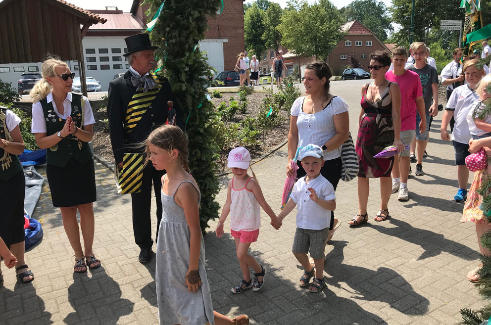 Einmarsch der Kinder beim Schützenverein Blockwinkel Einmarsch der Kinder beim Schützenverein Blockwinkel