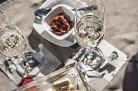 Weingläser und Leckereien (c) Hannes Niederkofler (Paula Wiesinger Apartments & Suites)