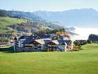 Das Hotel Krallerhof im Sommer mit Bergpanorama (c) Peter Podpera (Krallerhof)