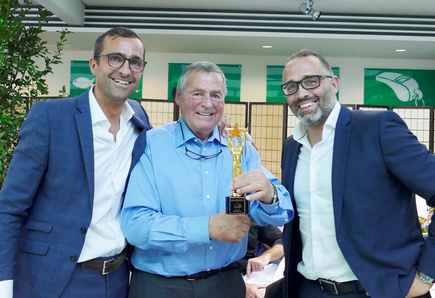 Götz und Till Schmiedeknechtübergeben  Dr. Heyo Schmiedeknecht den Award für sein Lebenswerk. (Bildq