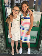 Anna Chiara und Jule vor der OTTO STÖBEN-Firmenzentrale in Kiel Anna Chiara und Jule vor der OTTO STÖBEN-Firmenzentrale in Kiel