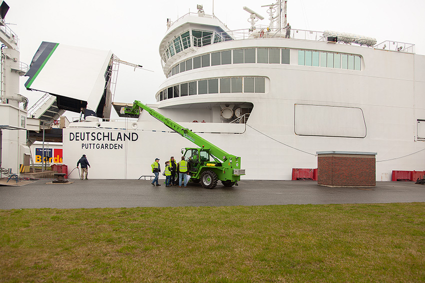 Ein Merlo P40.17 von HKL punktet als Allrounder im Hafen Puttgarden.