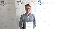 Gap Year: Tim mit seiner Stipendien-Urkunde für den Freiwilligendienst (Foto: BürgerStiftung Region Gap Year: Tim mit seiner Stipendien-Urkunde für den Freiwilligendienst (Foto: BürgerStiftung Region