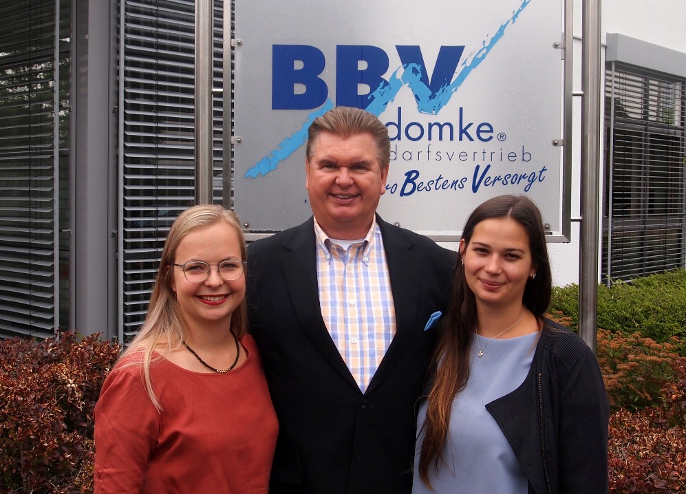 Vertreiben Bürobedarf: Vanessa Voigtsberger (links) und Jenny Dyck mit Inhaber Wolfgang R. Domke. (B