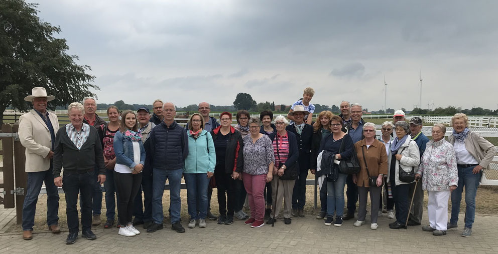 Annette u. AndréEngelhardt (mit Hut) und der Schützenverein Hohenmoor (Asendorf) Annette u. AndréEngelhardt (mit Hut) und der Schützenverein Hohenmoor (Asendorf)