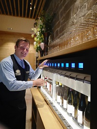 Diplom Sommelier Benjamin Zimmerling an der neuen Weinbar (Dachsteinkönig)