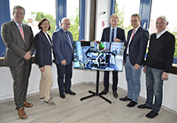 Vereinbarten die Unterstützung des Kinder-Projektes: (von links) Rolf Westhues, Claudia Schulze Aqua Vereinbarten die Unterstützung des Kinder-Projektes: (von links) Rolf Westhues, Claudia Schulze Aqua