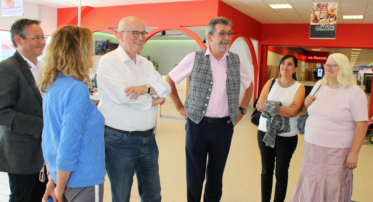 MdB Volker Kauder mit Whirlcare-Direktor Otmar Knoll (Mitte) im Showroom von Whirlpools World. (Bild MdB Volker Kauder mit Whirlcare-Direktor Otmar Knoll (Mitte) im Showroom von Whirlpools World. (Bild