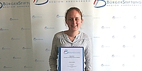 Gap Year: Jonna mit ihrer Stipendien-Urkunde für den Freiwilligendienst (Foto: BürgerStiftung Region Gap Year: Jonna mit ihrer Stipendien-Urkunde für den Freiwilligendienst (Foto: BürgerStiftung Region