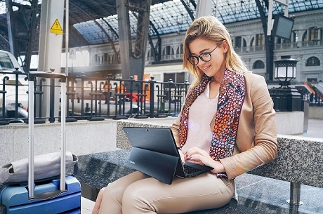 Mit dem Portégé X30T-E können Mitarbeiter auch unterwegs sicher arbeiten Mit dem Portégé X30T-E können Mitarbeiter auch unterwegs sicher arbeiten