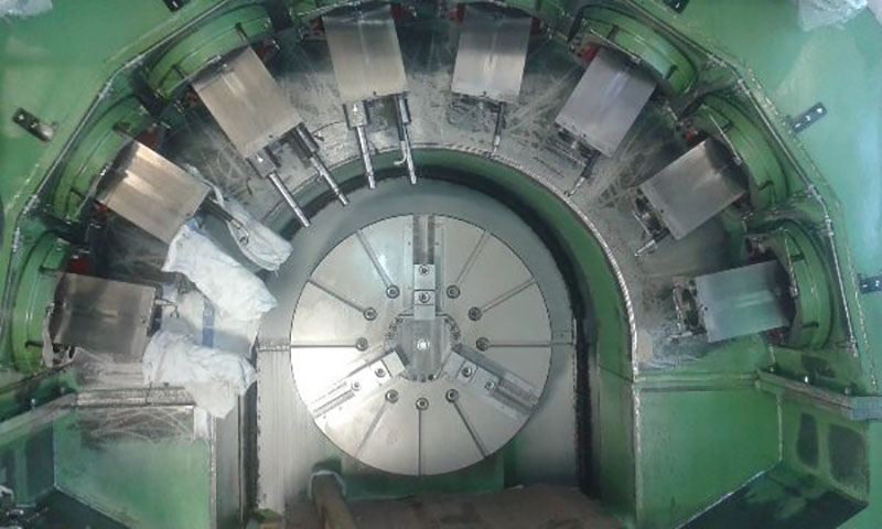 Blick auf die Pinolen für die acht Spindeln einer Matritzen-Tiefbohrmaschine Baujahr 1984.