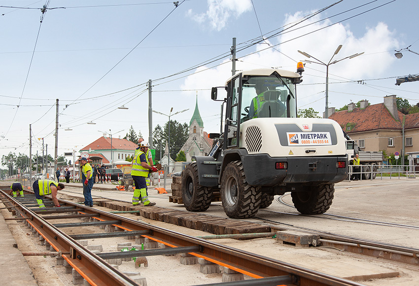 Die Gleiskörper werden mit Hilfe eines Radladers von HKL für den Schienenverkehr vorbereitet.