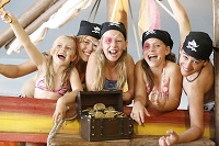 Kinder mit Schatzkiste im Piratenland (c) Mag. Maria Rauchenberger (Leading Family Hotel Alpenrose)